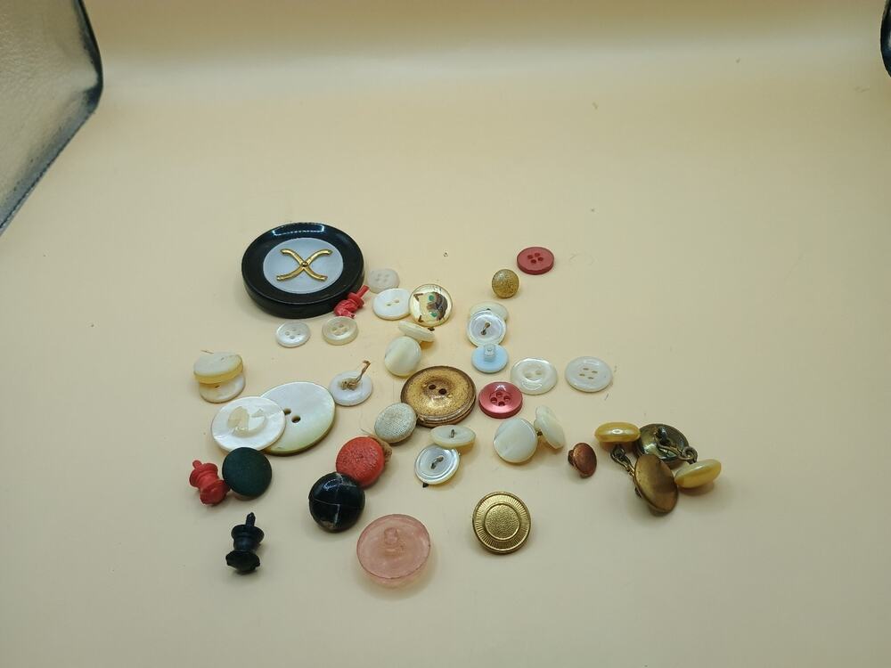 Random Lot Of Vintage Buttons